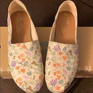 Toms natural California wildflower print